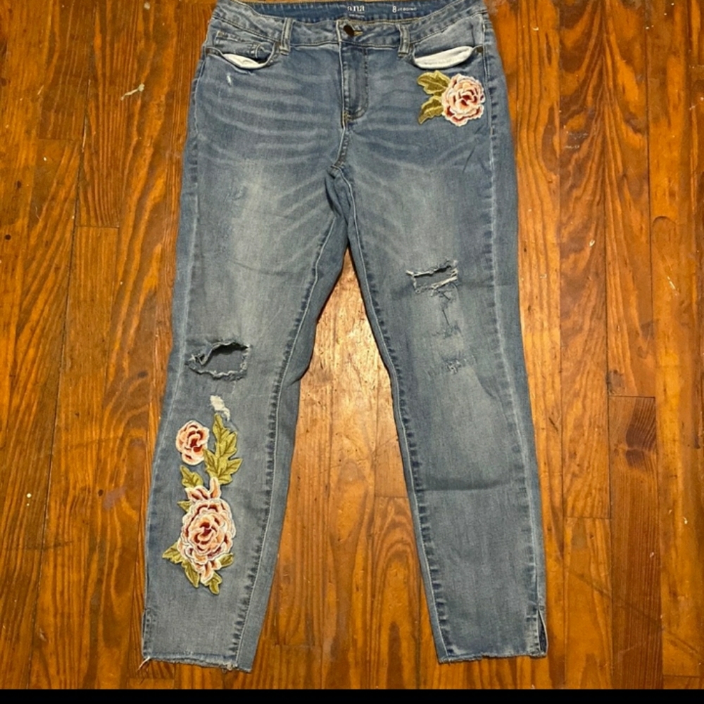 Ladies size 8 A.n.a factory distressed floral embroidered jeggings with raw hems
